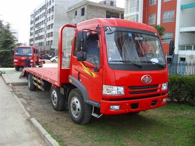 解放小三軸平板運(yùn)輸車(chē)