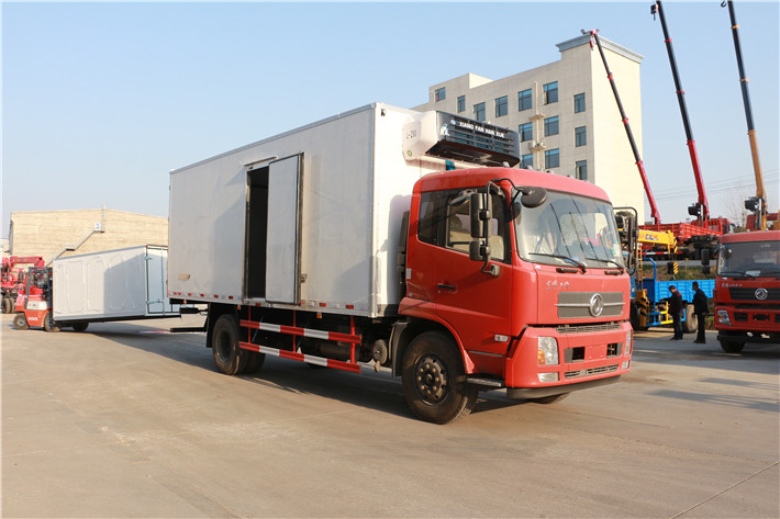 東風(fēng)天錦排半冷藏車(廂長6.6米)圖片2