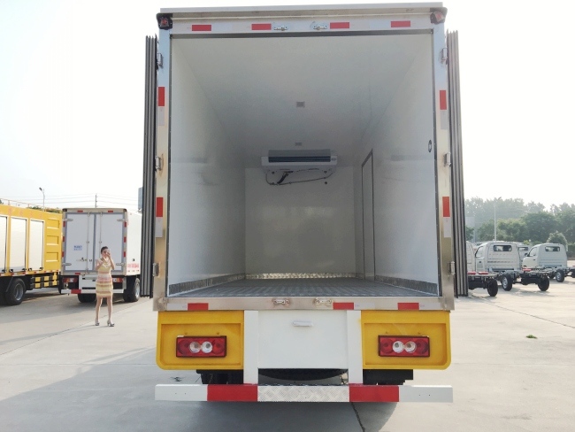 福田歐馬可排半冷藏車(chē)(廂長(zhǎng)6.1米)圖片3
