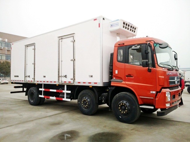 東風(fēng)天錦小三軸冷藏車(廂長(zhǎng)7.7/8.6米)圖片3