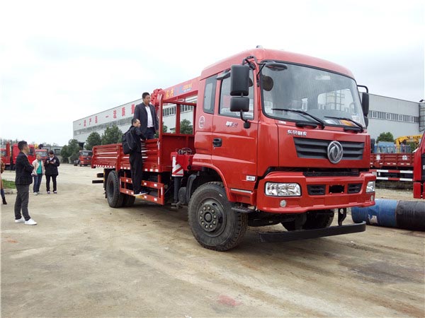 東風(fēng)御虎長(zhǎng)興5噸隨車吊圖片1