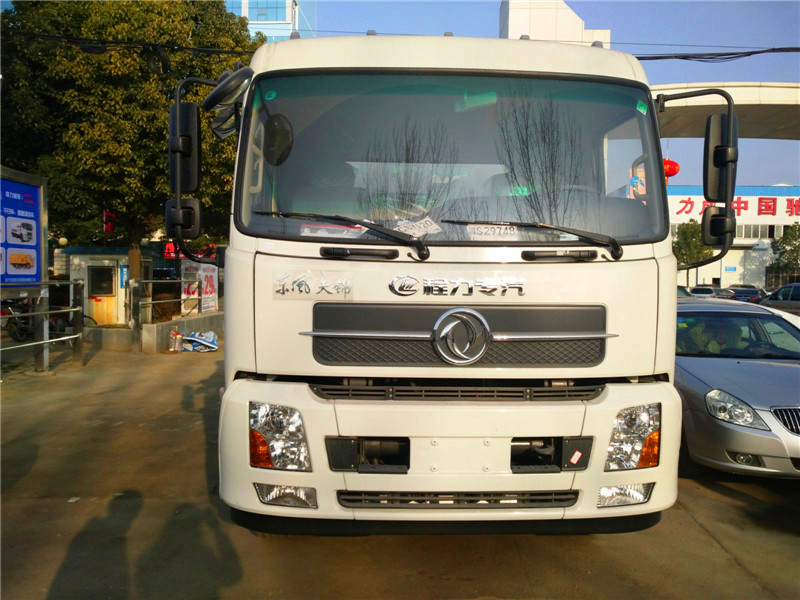 6.6米東風(fēng)天錦氣瓶運(yùn)輸車圖片3