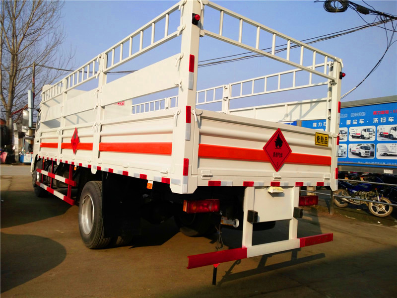 6.6米東風(fēng)天錦氣瓶運(yùn)輸車圖片5
