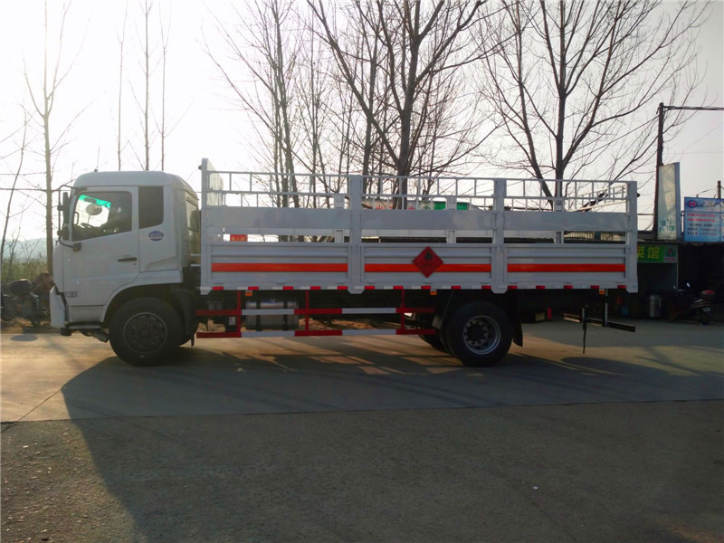 6.6米東風(fēng)天錦氣瓶運(yùn)輸車圖片4