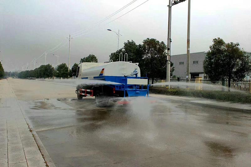 12方東風(fēng)柳汽乘龍灑水車(chē)圖片4