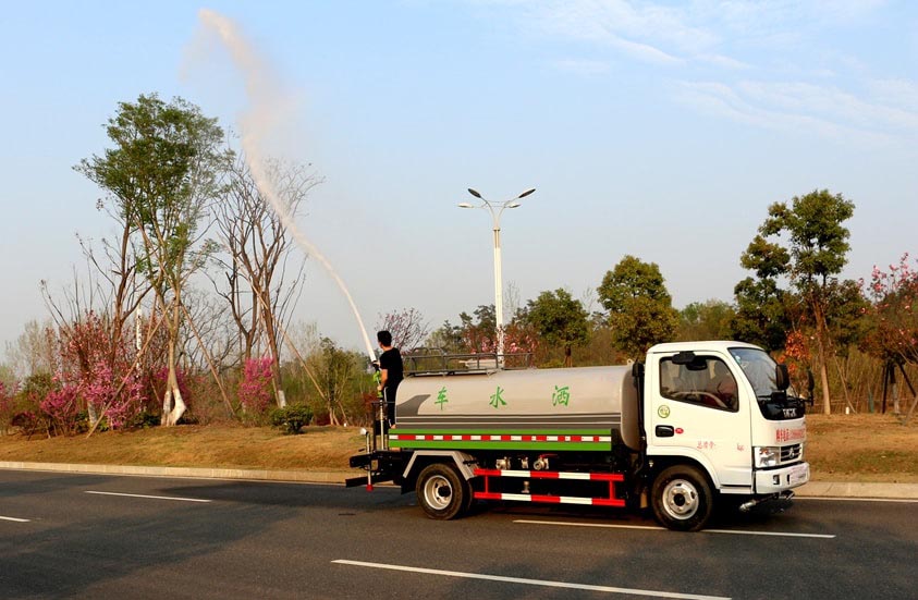 熱銷5噸東風環(huán)衛(wèi)灑水車圖片1