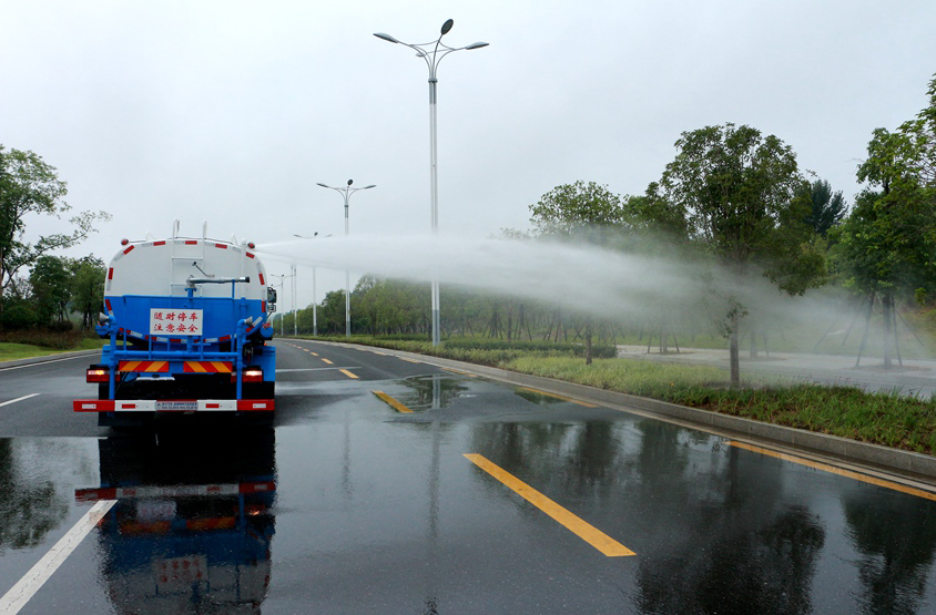 東風(fēng)多利卡高空作業(yè)灑水車頂噴功能演示