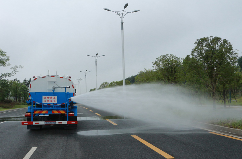 現(xiàn)車(12-15噸)東風(fēng)天錦灑水車側(cè)噴功能演示